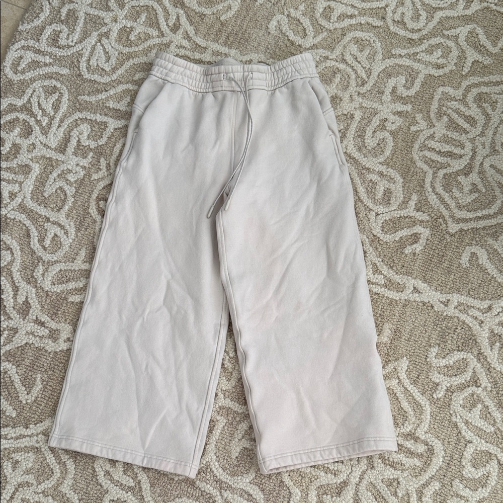 Lululemon Athletica Cream Track Capri Pants/6